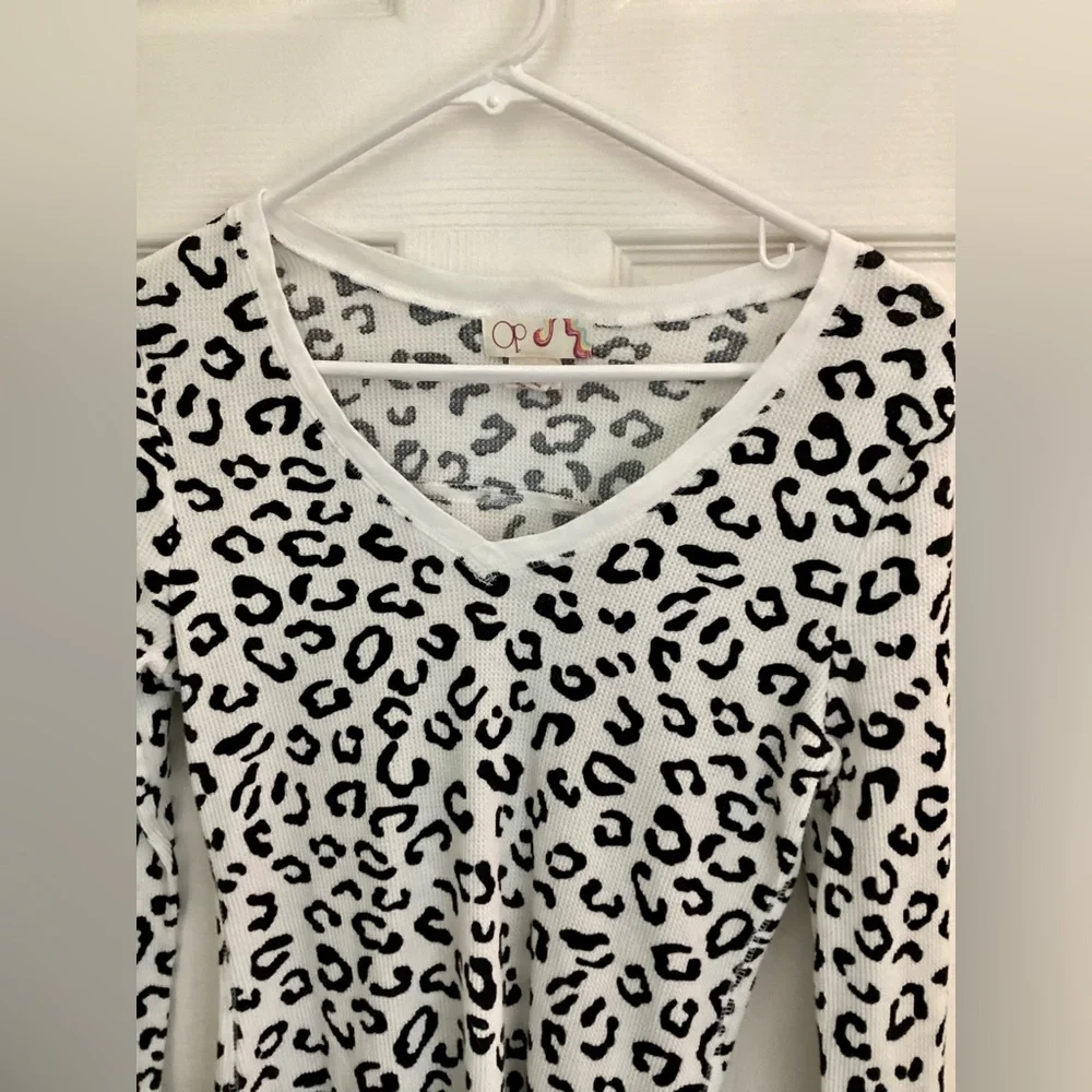 OP Black & White Leopard Thermal Top - Picture 9 of 10